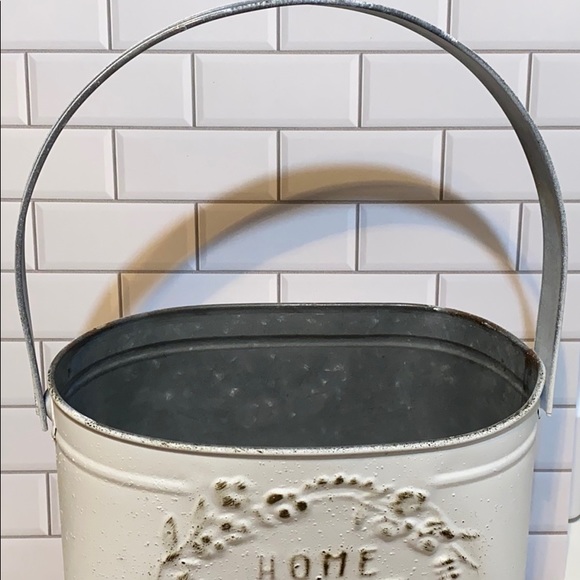 Farmhouse style metal bucket with handle - Picture 4 of 5